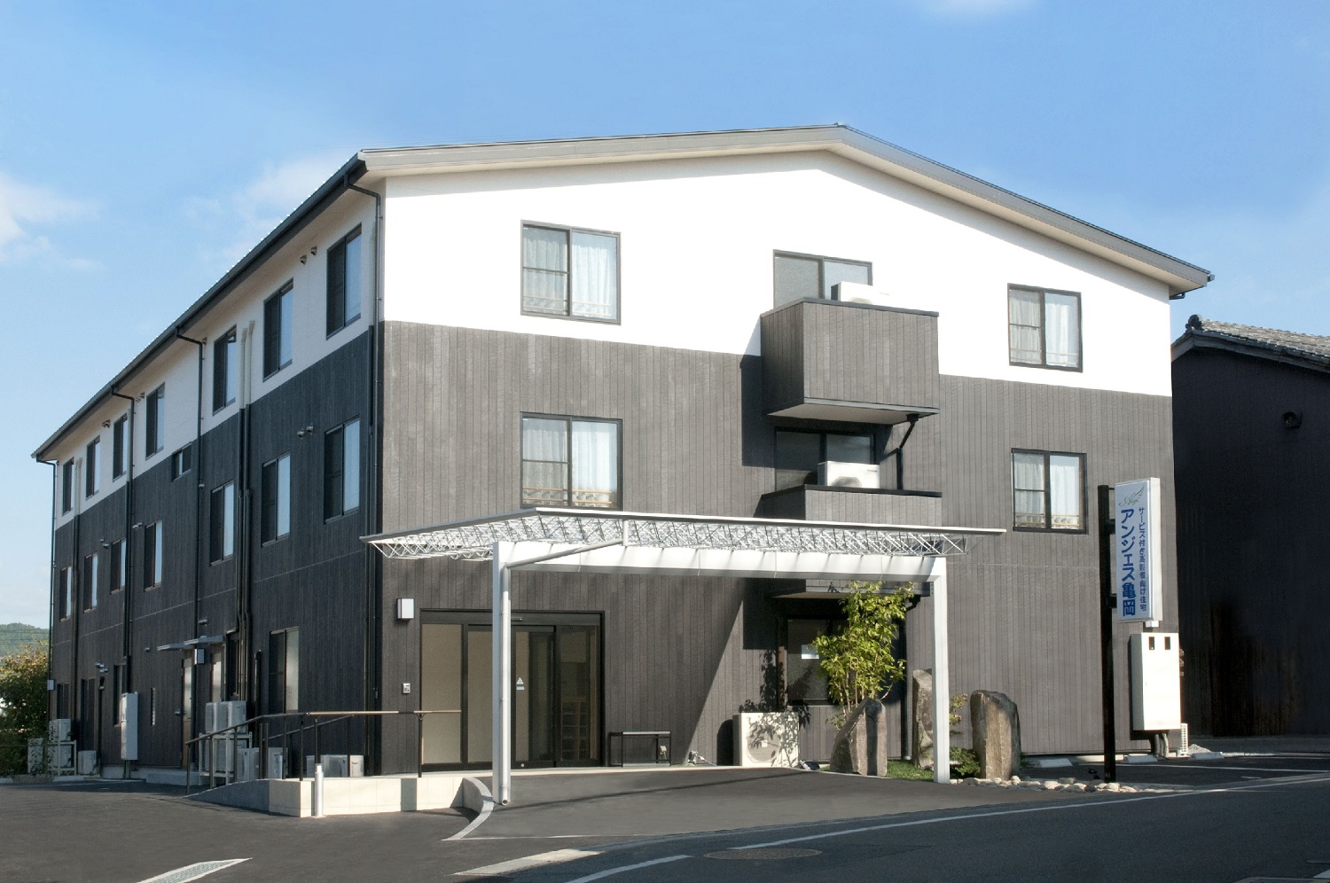 株式会社T.S.I／アンジェス亀岡