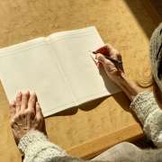 高齢者が“自分らしく生きるための介護”につながる「自分史」とは？