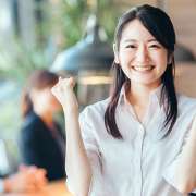 契約社員とは？働き方とメリット・デメリット、正社員や派遣社員との違いを比較！│求人探しの情報満載【介護求人ナビ】