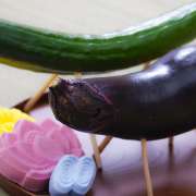 キュウリの馬にナスの牛…お盆のお供えの意味は？