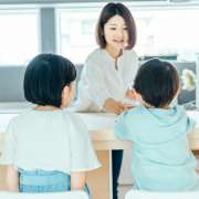 「小学校休業等対応助成金」22年11月まで延長へ