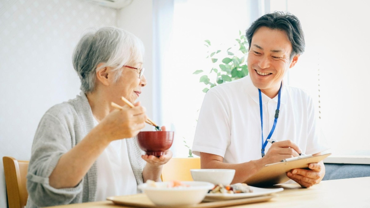 健康食アドバイザーとはどんな資格？取得方法や試験概要、介護職での活かし方を解説！