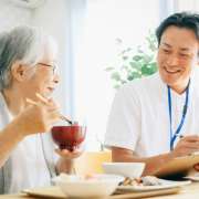 健康食アドバイザーとはどんな資格？取得方法や試験概要、介護職での活かし方を解説！