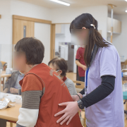 介護職員の離職率が最低に　全産業平均を下回る＝介護労働実態調査