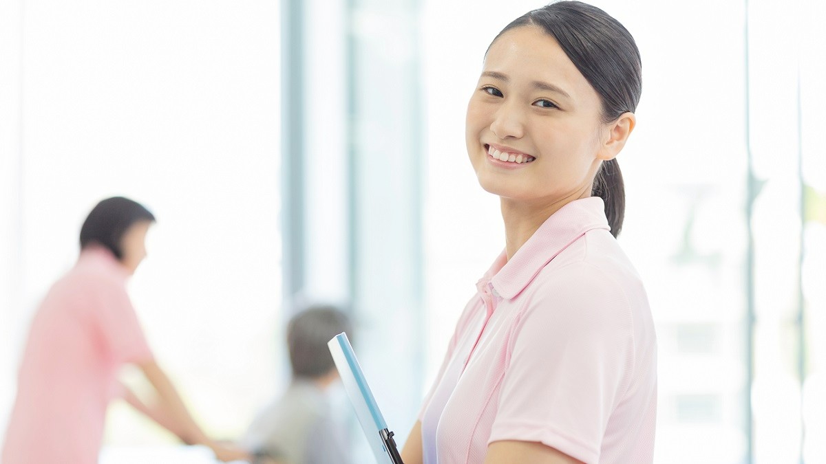 特養と老健どちらが働きやすい？特徴・仕事内容・給料を比較！