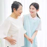 老健の仕事内容はきつい？向いてる人の特徴と介護職のスケジュール・給料を紹介