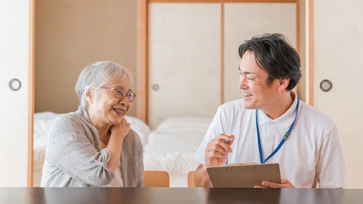 訪問介護の仕事内容を解説！一日の流れ・給料・向いている人の特徴は？
