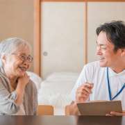 訪問介護の仕事内容を解説！一日の流れ・給料・向いている人の特徴は？