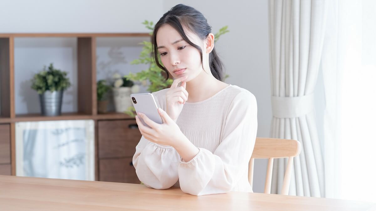 連絡を待つ女性