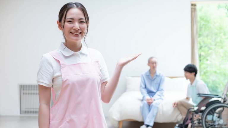有料老人ホームと特養働くならどっち？仕事内容・給料・向いている人を比較