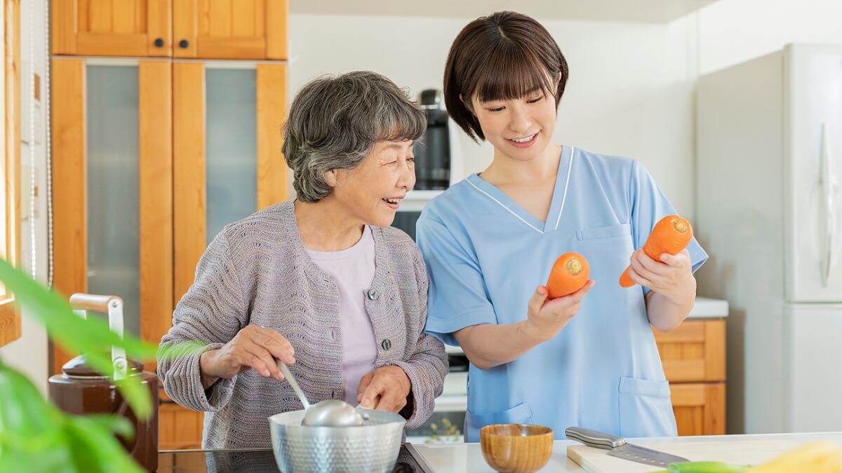 グループホームの仕事内容は？夜勤と日勤の流れ・給料・向いている人を紹介