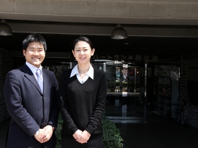 管理部の筑田哲也さん（左）と『ハートランド明生苑』施設長の大沼惠さん（右）