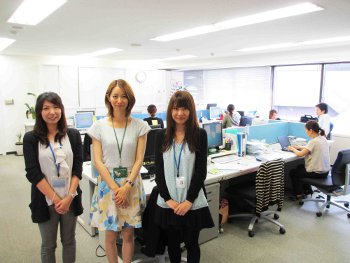 日本エルダリーケアサービス本社で働く従業員の皆さん。女性が多く、明るい雰囲気のあふれる魅力的なオフィスでした