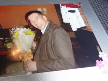 考えた末に、大手介護事業者のホーム長を退職。この写真は職員が開いてくれた壮行会でのスナップ。花束をもらった。