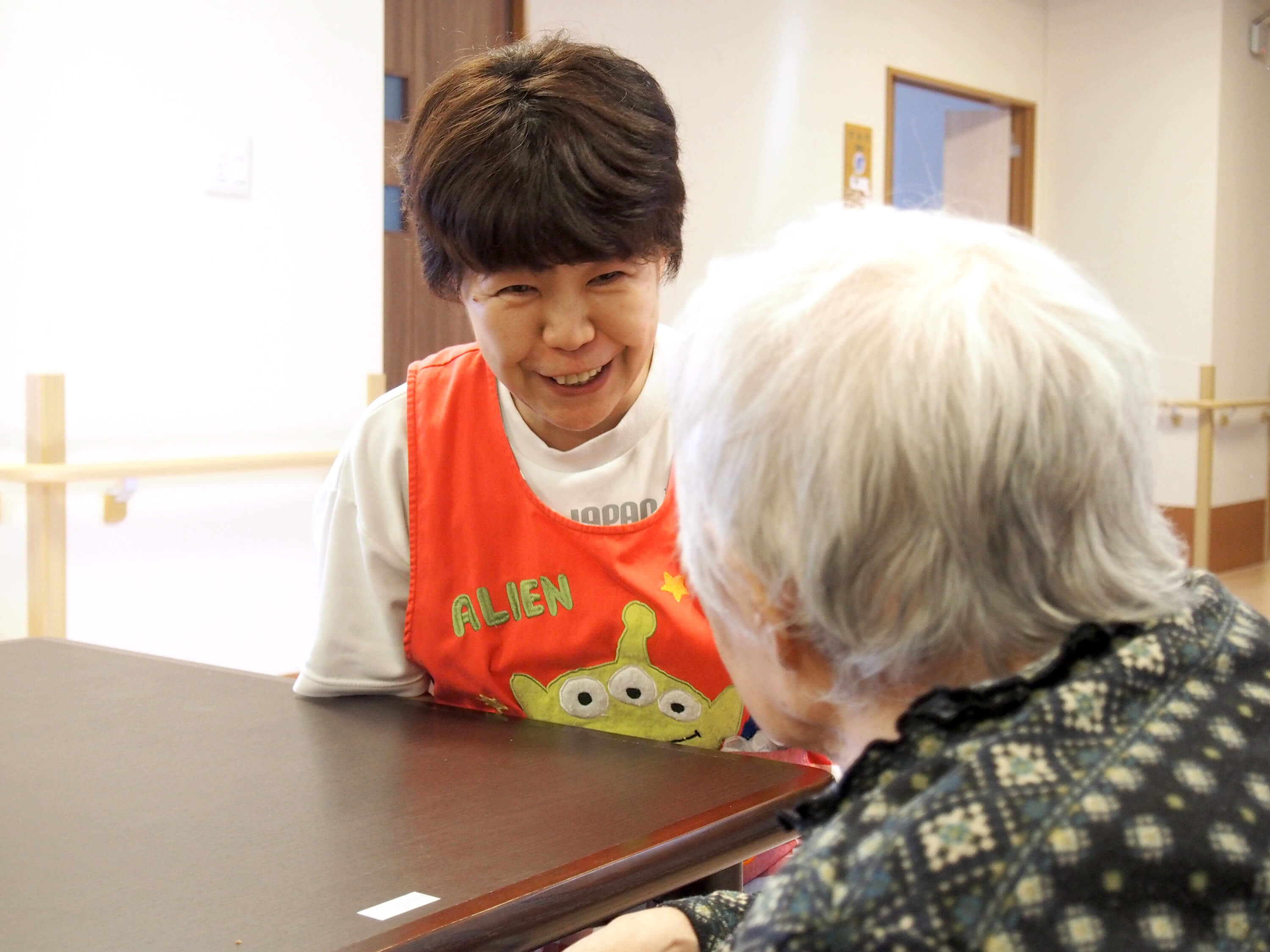 特別養護老人ホーム『みちみち伊奈中央』には、いつも一人ひとりの入居者にやさしく寄り添うスタッフの姿があります。