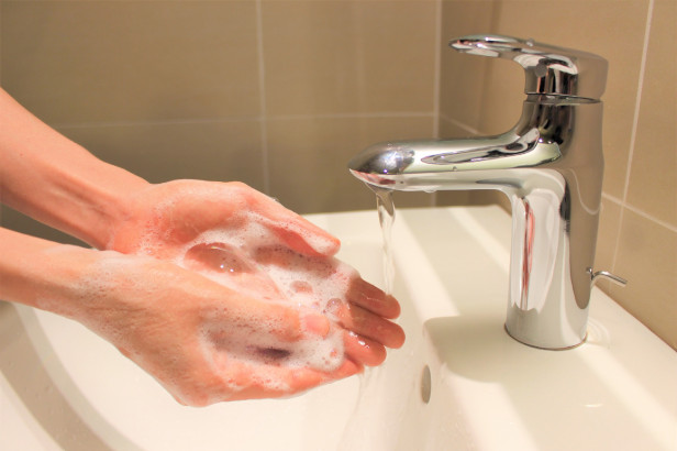 手洗いが感染予防になるのはなぜ？手を洗うとウイルスが死ぬの？