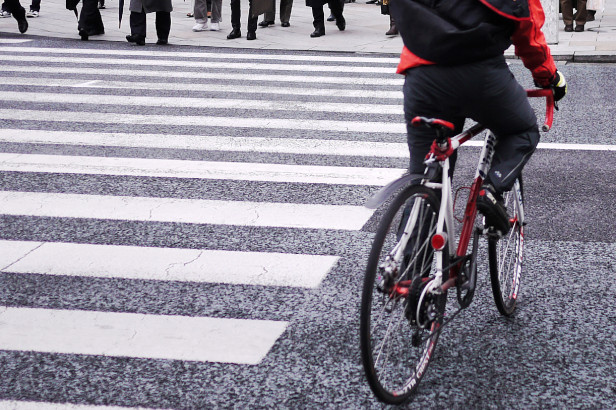 晴れても路面凍結に注意！自転車・歩行者が気を付けたい場所は？