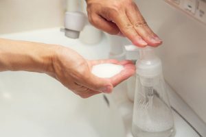 正しい手洗いをおさらい！固形と液体の違いは？水だけでも効果はある？